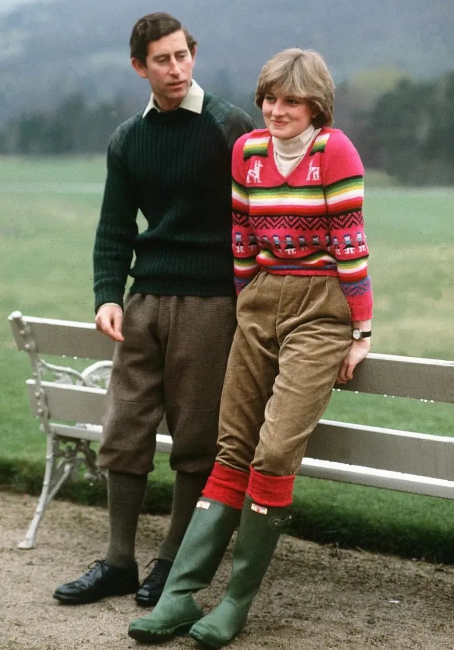 Рожевий джемпер із зображенням лами був ще одним відомим вибором в’язаного одягу Діани – вона носила його зі штанами, заправленими в класичні чоботи Hunter.