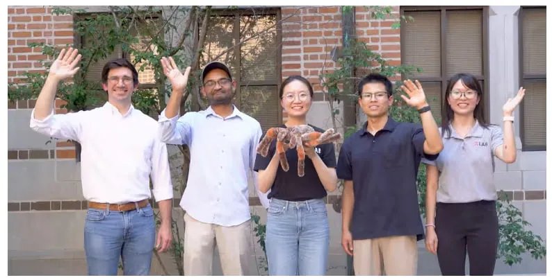 Команда, що створила захватний інструмент з павука