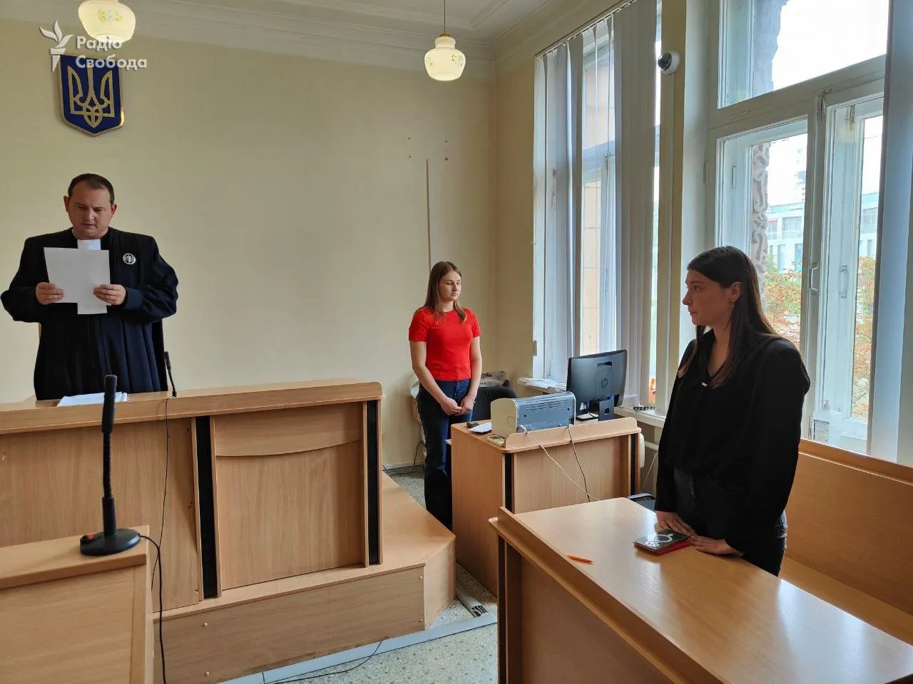 Жінка свою провину не визнає. Фото: Радіо Свобода Жінка свою провину не визнає. Фото: Радіо Свобода