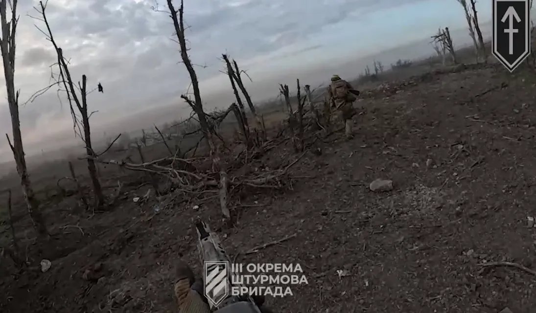 Українські бійці просуваються вперед Українські бійці просуваються вперед