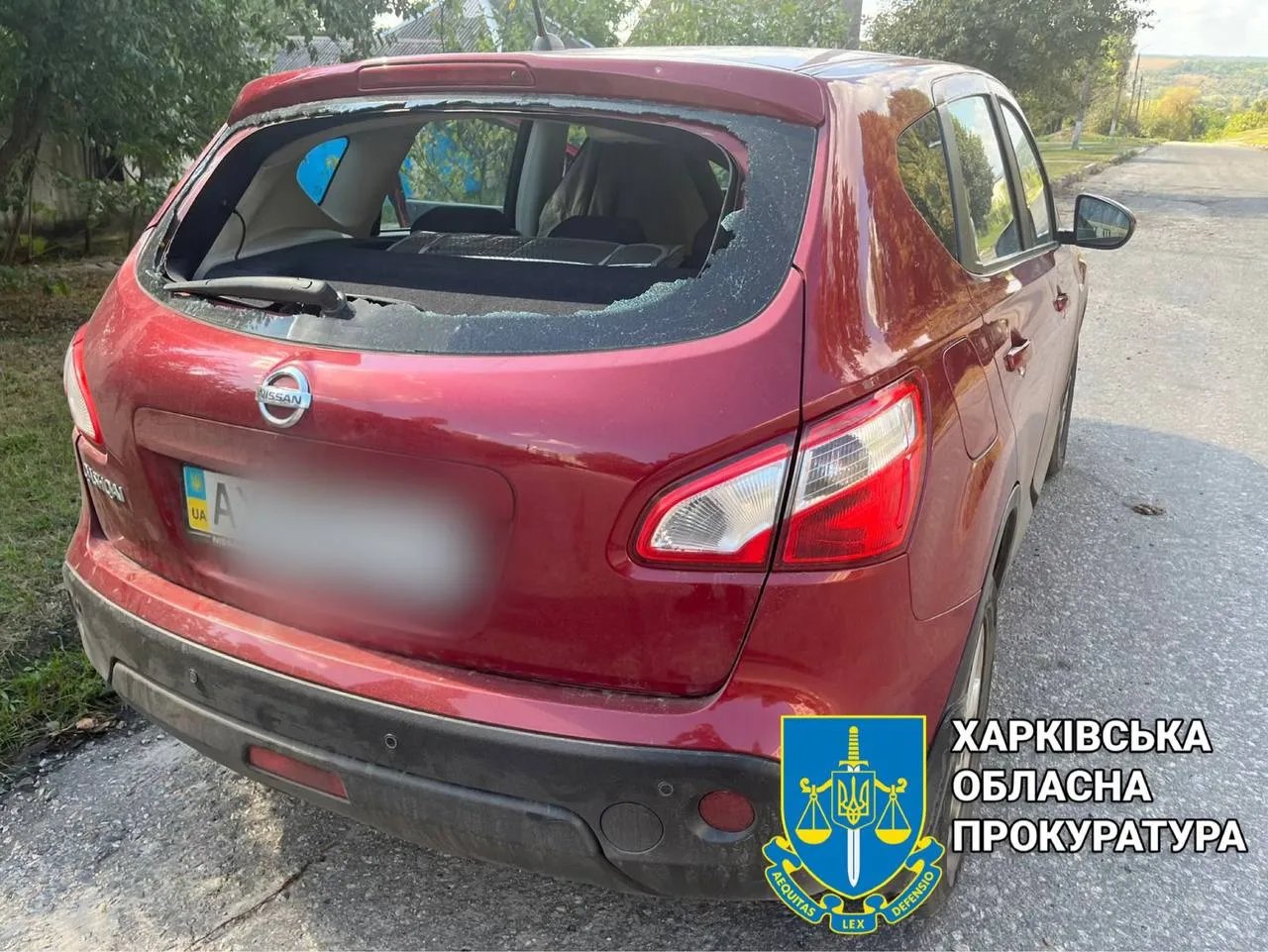 Авто, яке потрапило під ворожий обстріл
