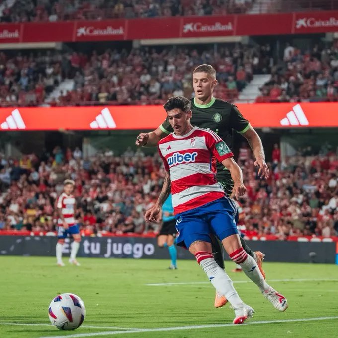 Артем Довбик веде боротьбу за м'яч