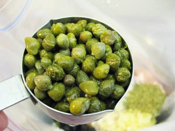 Каперсы имеют горьковато-кислый травянистый вкус, что-то среднее между лимоном и оливками.