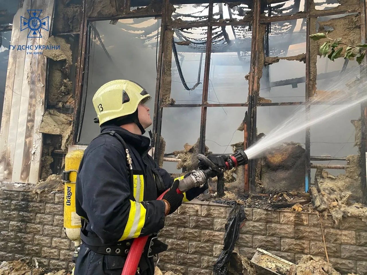 Пожарные делают свое дело