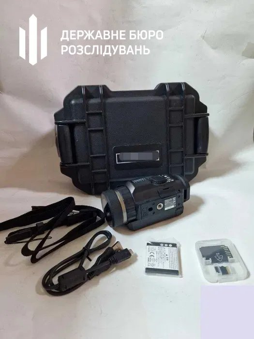 Офіцер продавав камери нічного бачення, які мали отримати військові. Фото: ДБР Офіцер продавав камери нічного бачення, які мали отримати військові. Фото: ДБР