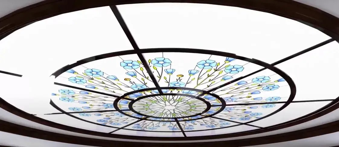 Витраж в комнате для приемов и банкетов Витраж в комнате для приемов и банкетов