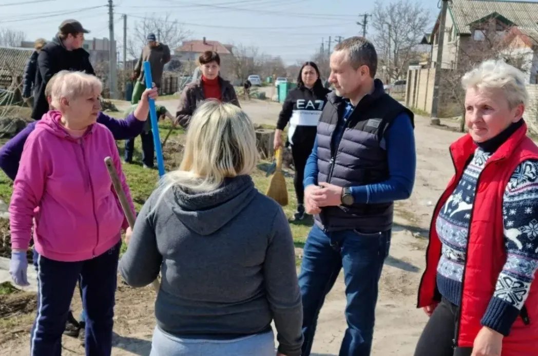 Колихаєв з містянами на суботнику. Херсон, березень 2022 року