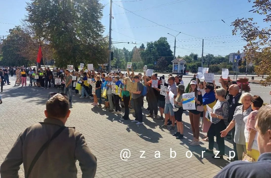 В Запорожье люди вышли на протест под здание горсовета: что требуют - фото