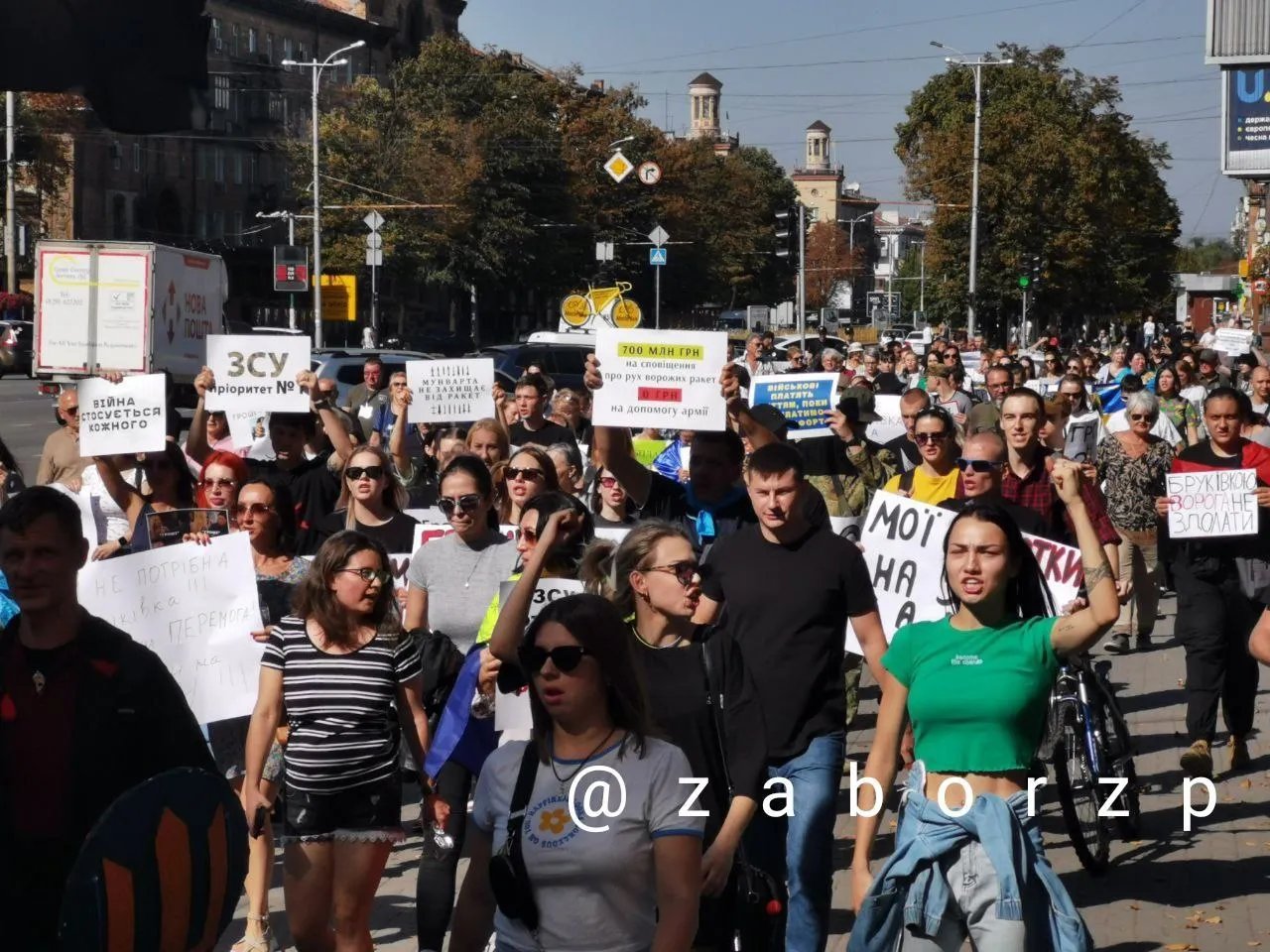 В Запорожье люди вышли на протест под здание горсовета: что требуют - фото