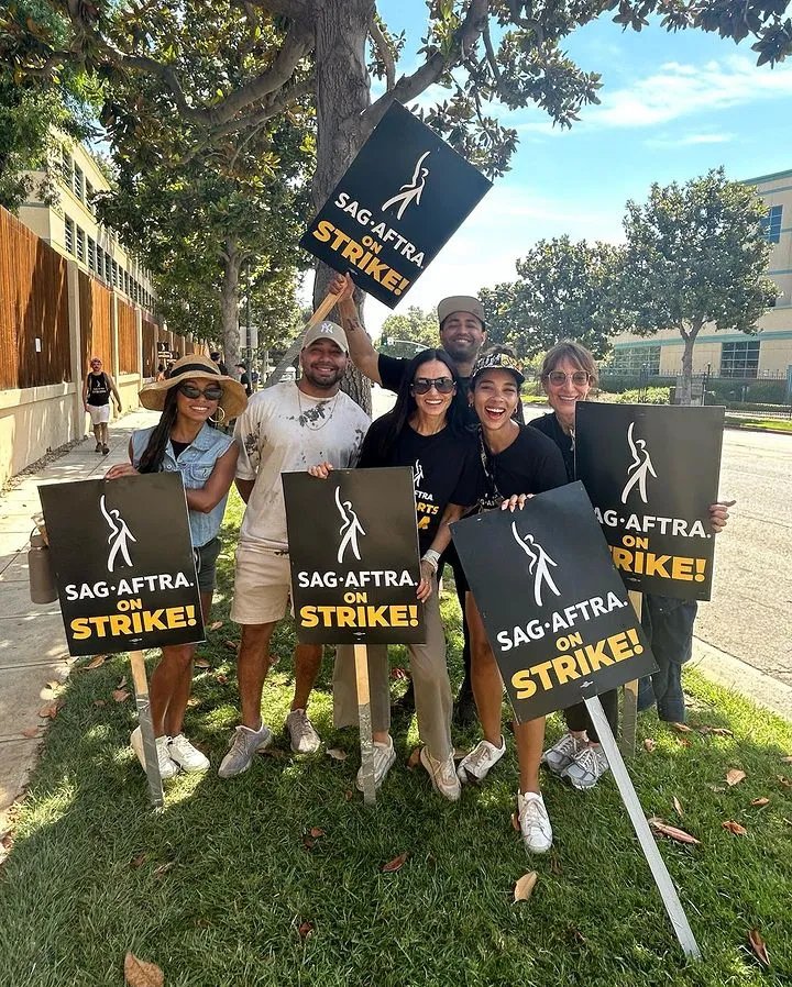 Демі встигає і з собаками позувати, і страйкувати з іншими акторами