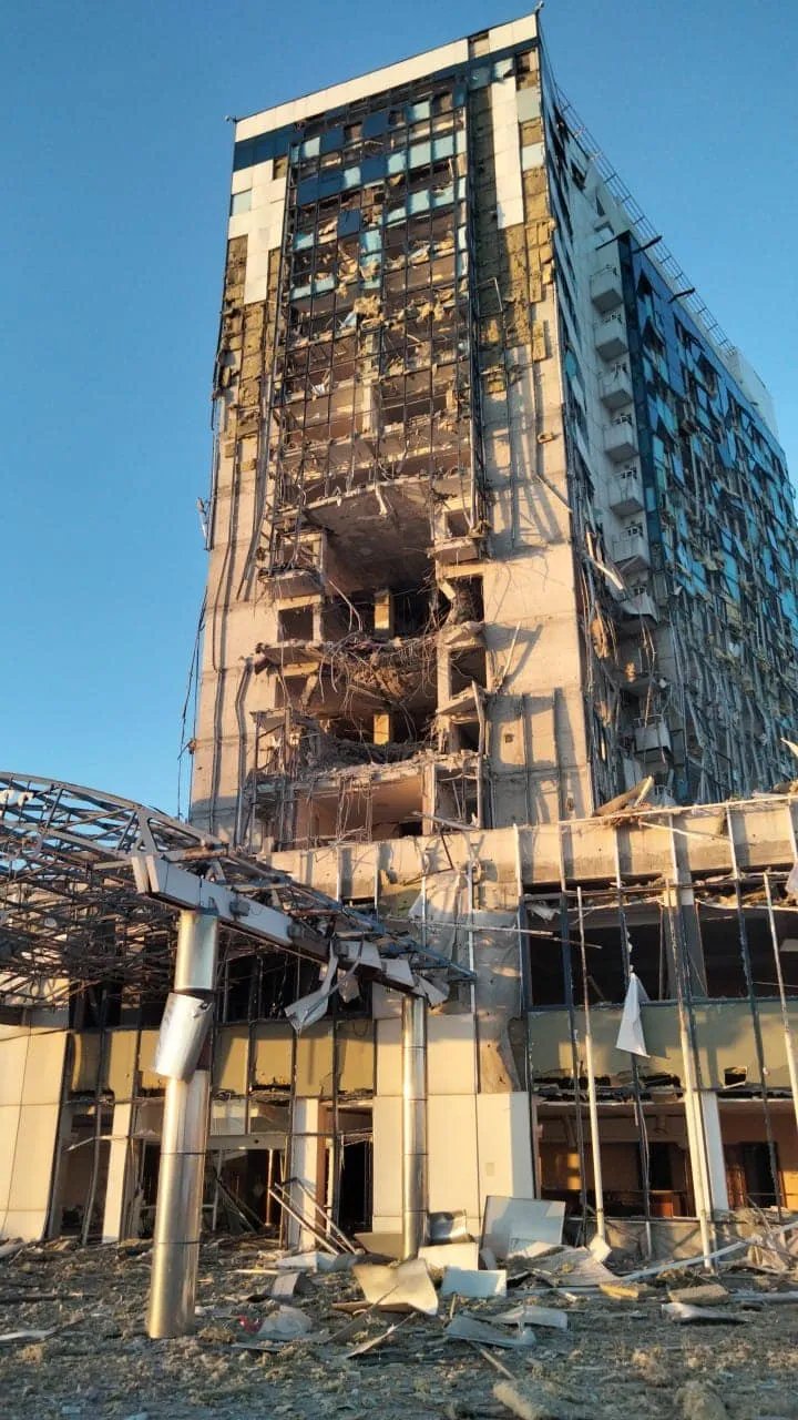 Последствия удара по гостинице в Одессе. Фото: Андрей Ставницер Последствия удара по гостинице в Одессе. Фото: Андрей Ставницер