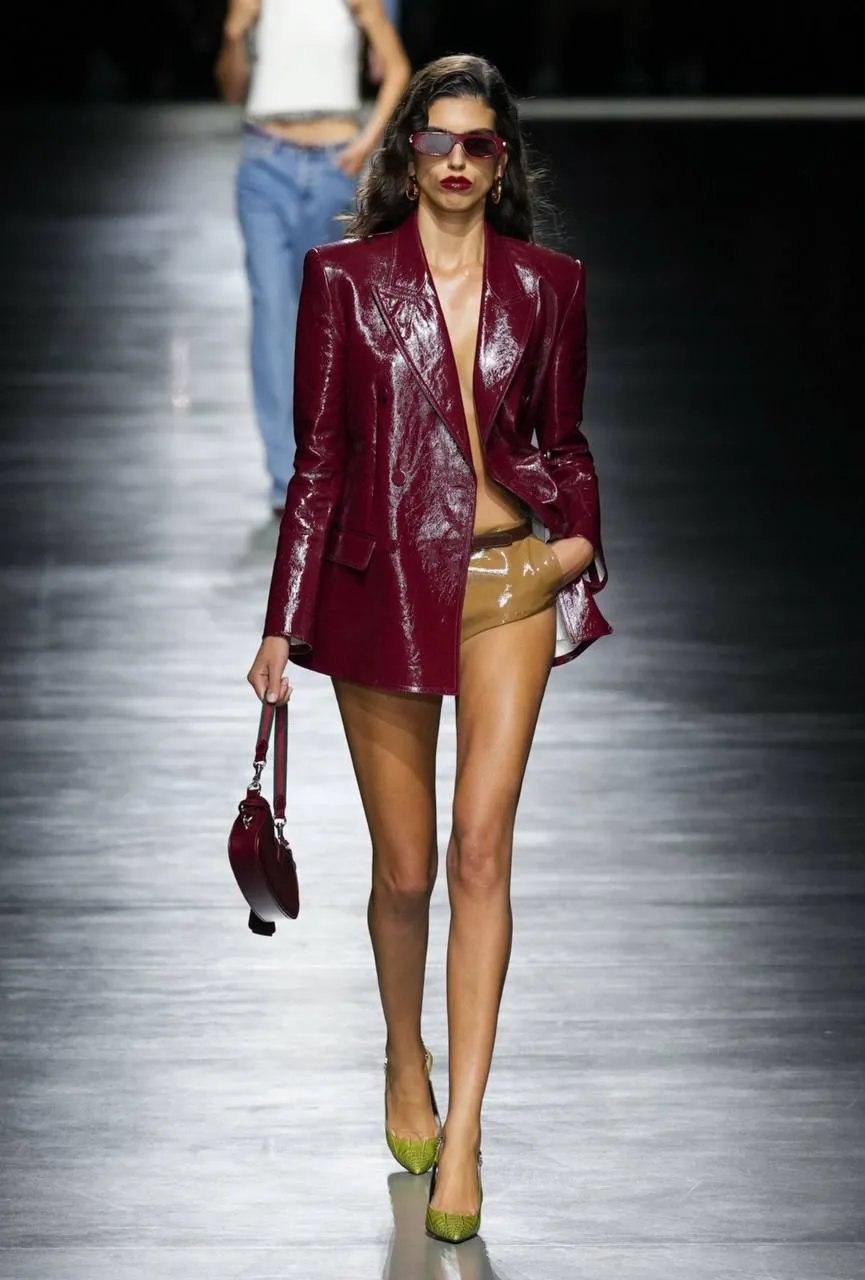 Животный принт актуален и на обуви, а микрошорты требуют стройности! Gucci