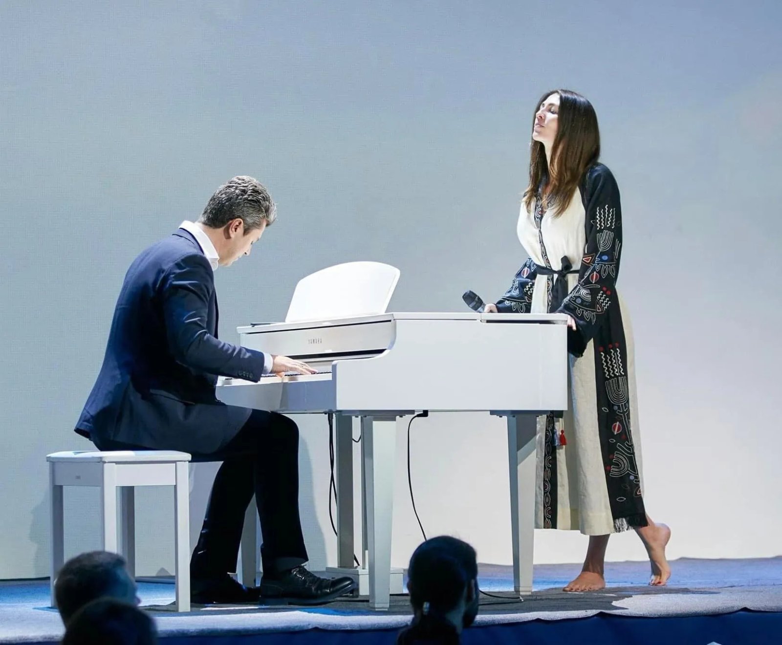 Прослушивание в наушниках не даст того, что мы получаем на живых концертах, потому что это об обмене энергией.