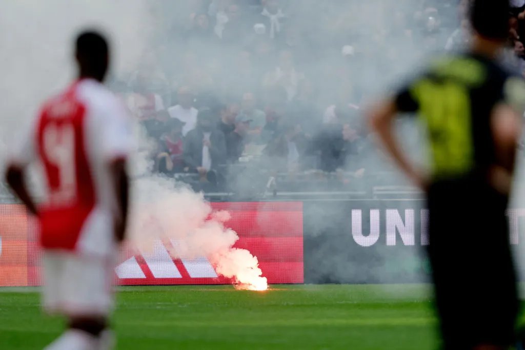 Суддя кілька разів зупиняв гру через фаєри на полі. Фото - gettyimages.com