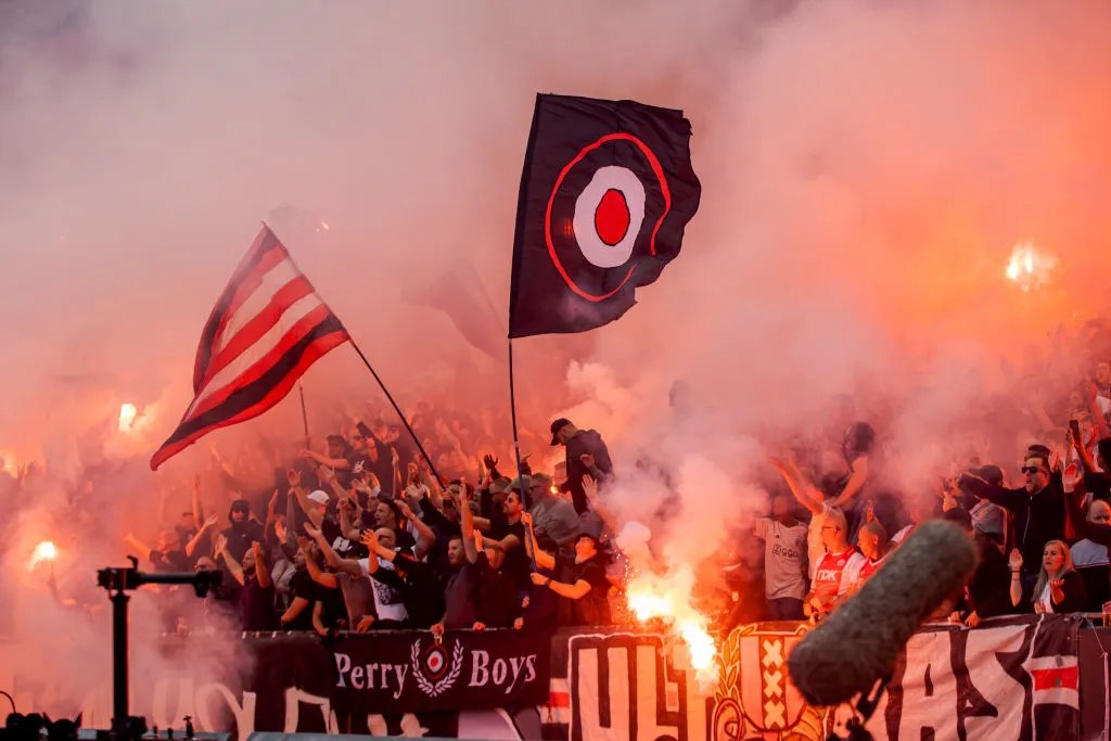 Трибуни майже одразу "запалали". Фото - gettyimages.com