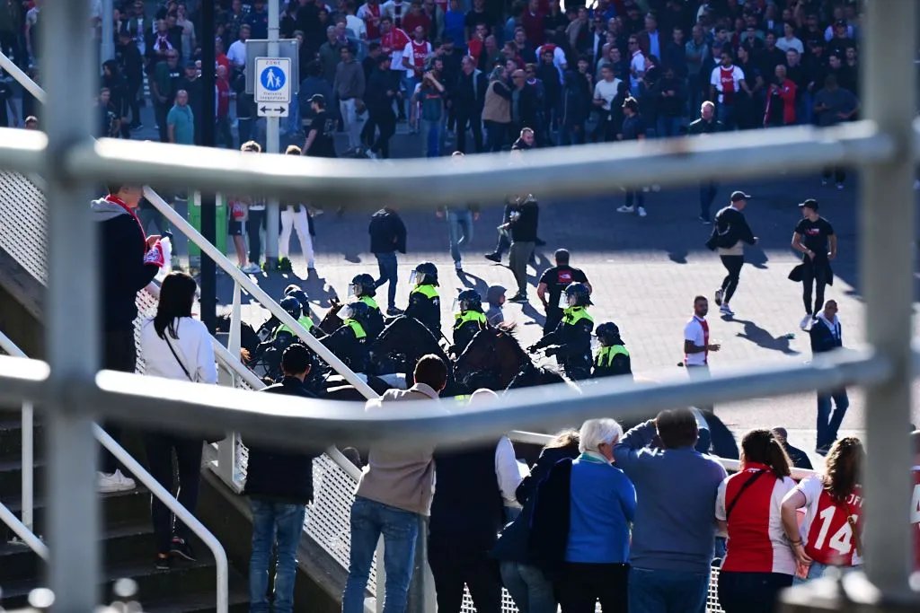 Поліція була змушена використати сльозогінний газ. Фото - gettyimages.com