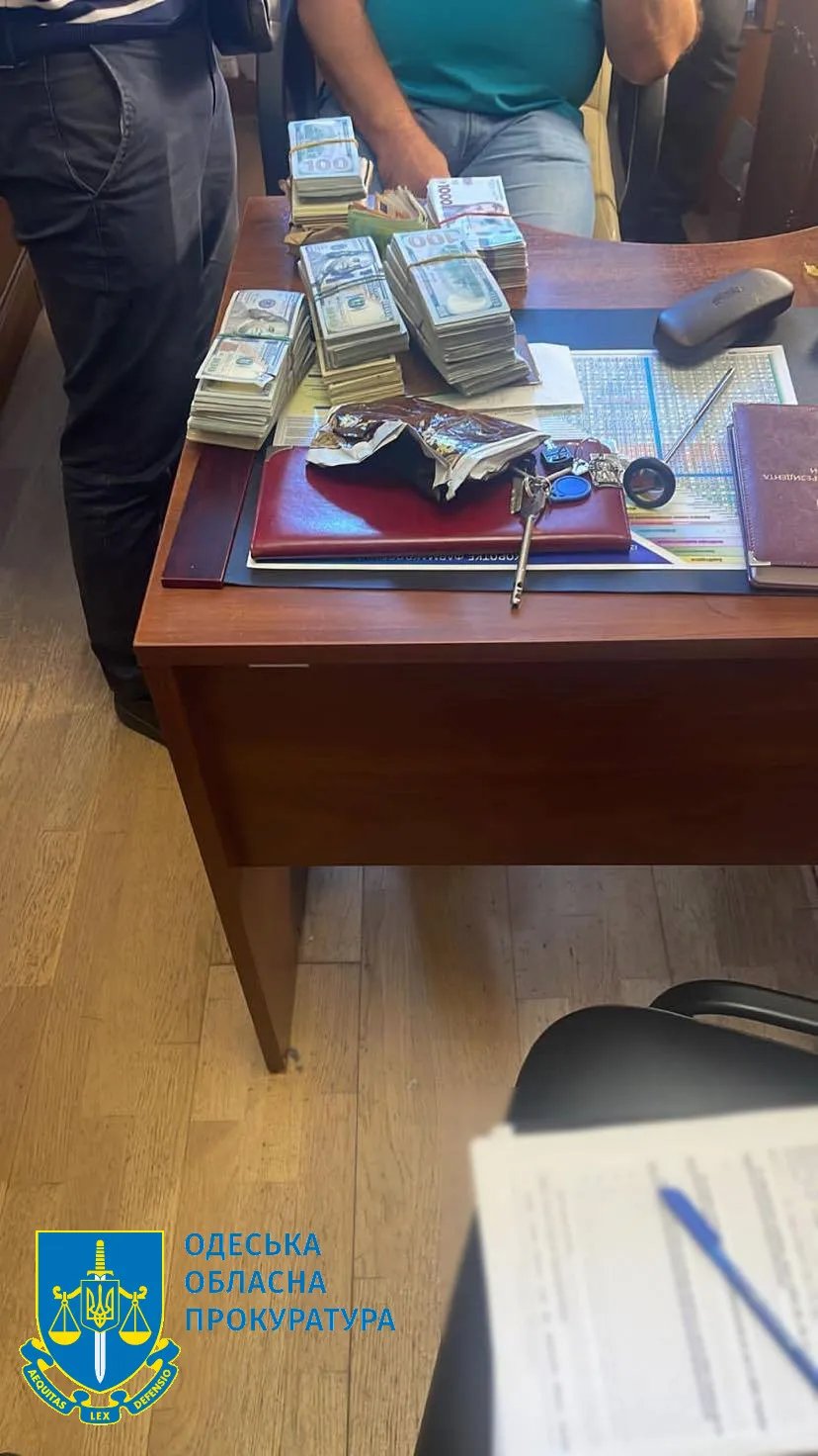 У службових кабінетах виявили готівку у різних валютах