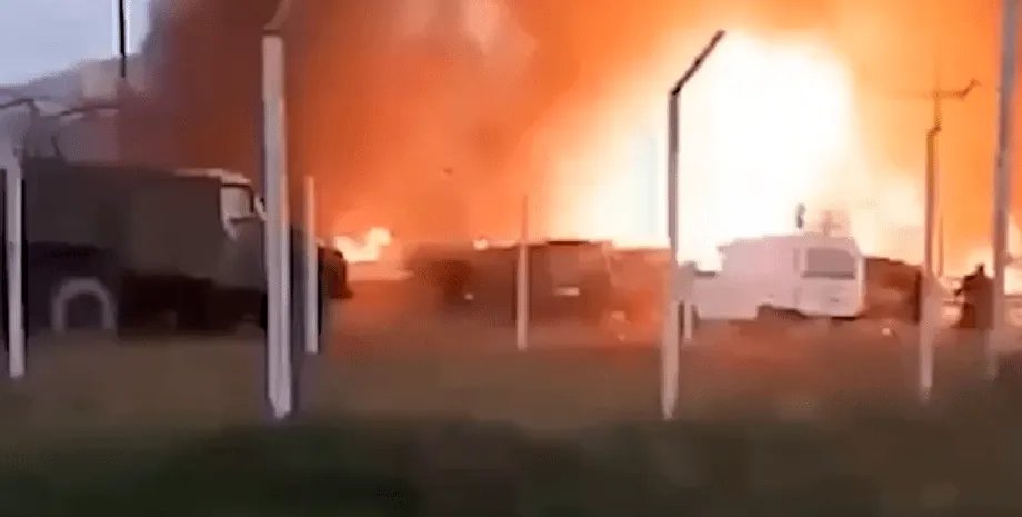 У хранилища было много людей