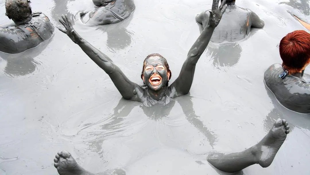 Применяются грязи разного состава в основном для лечения болезней кожи, ревматизма, болезней дыхательных путей, костей, суставов