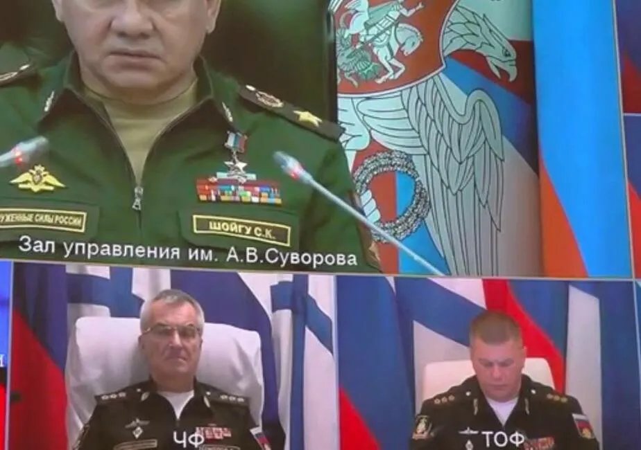 Подозревало ровно сидящий Соколов и даже не моргающий глазами Подозревало ровно сидящий Соколов и даже не моргающий глазами