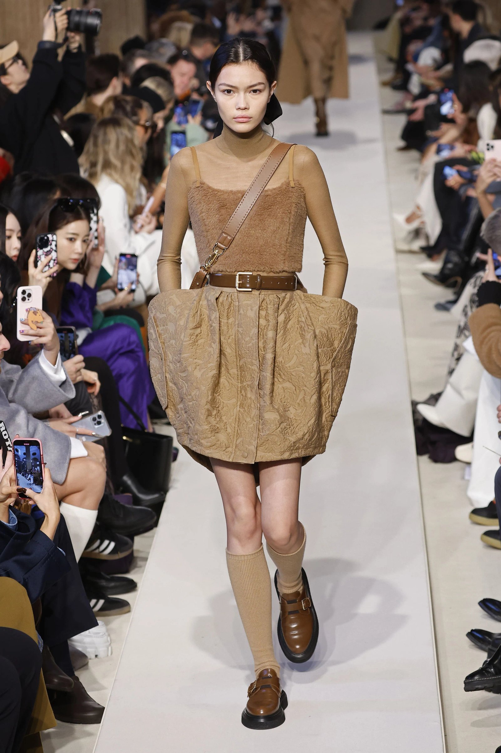 Поєднуйте гетри з еко-хутром, пишними спідницями та лоферами! Модний показ Max Mara.