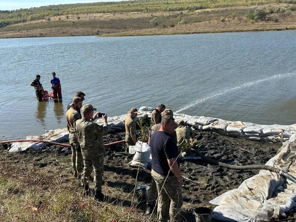 В Молдове обнаружили обломки авиационной ракеты в озере, взрывное устройство может быть на дне - фото 2