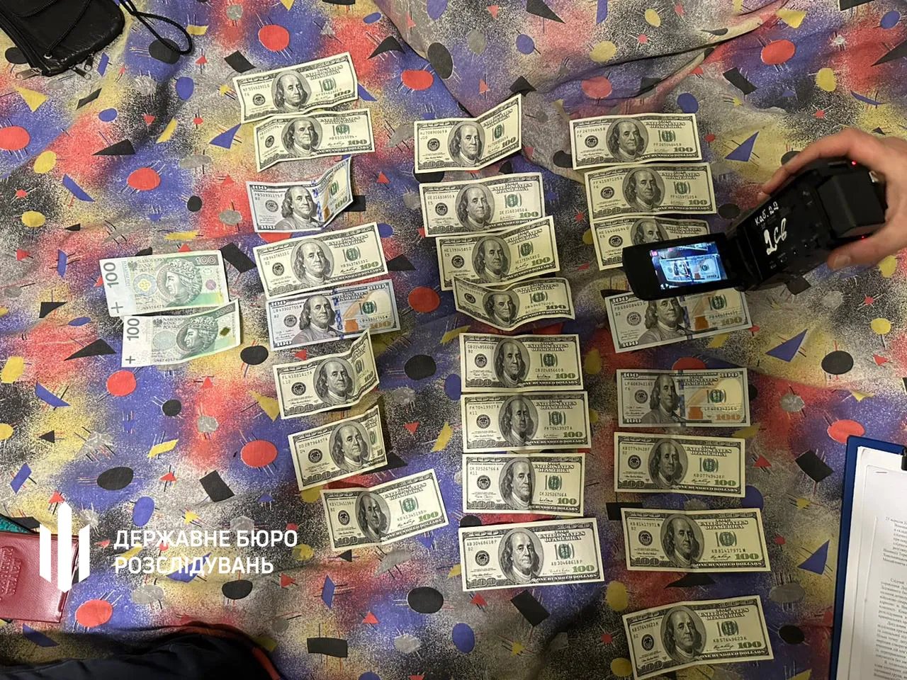 Деньги, найденные во время обысков. Фото: ДБР
