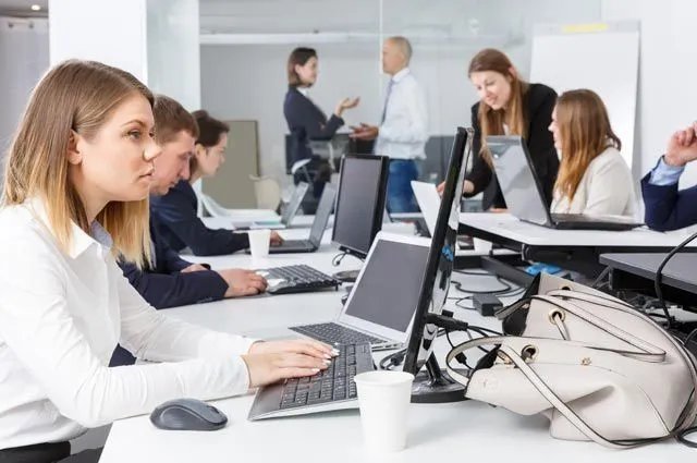 Цель этого праздника - провести работы по достройке, реконструкции или модернизации офисного оборудования. В результате оно должно принести увеличение прибыли компании.