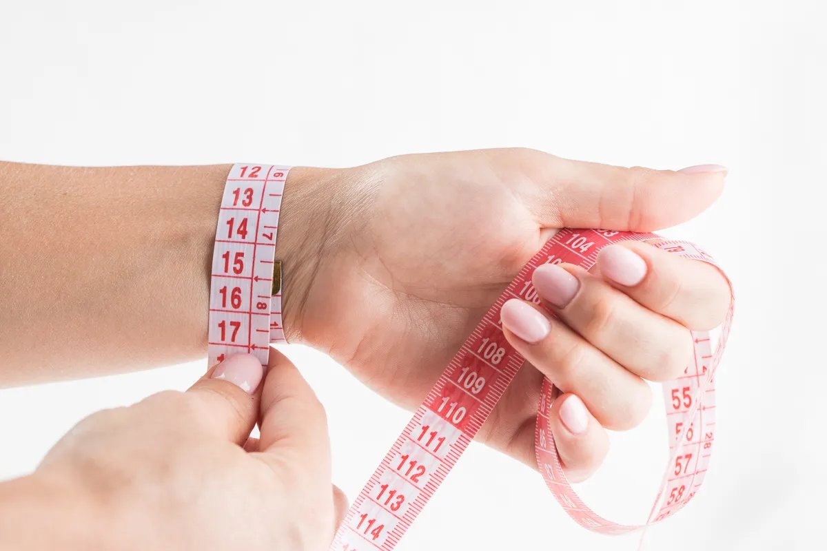 Оптимальну масу тіла люди мають віком 18 років. З роками ми трохи товстішаємо, і цей процес цілком нормальний. Щоб зрозуміти, чи в нормі вага, потрібно розрахувати оптимальну масу тіла з урахуванням інших параметрів