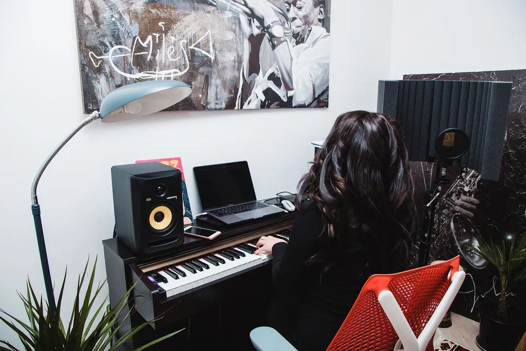 Джамала играет на любимом фортепиано