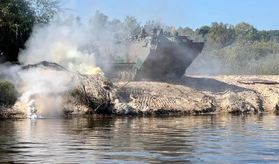 Бойцы ВСУ покоряют водную переправу. Фото: Генштаб ВСУ Бойцы ВСУ покоряют водную переправу. Фото: Генштаб ВСУ