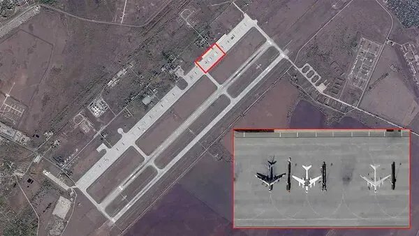 Бомбардувальник Ту-95 МС і фальшиві цілі. Фото: Planet Labs Бомбардувальник Ту-95 МС і фальшиві цілі. Фото: Planet Labs