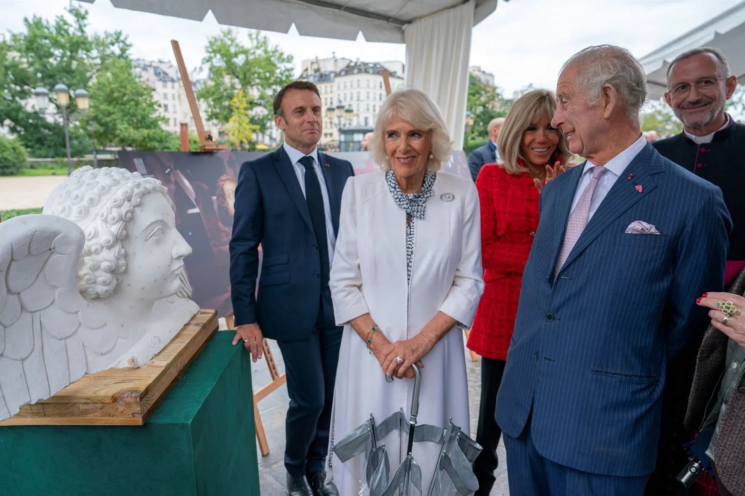 Король та його прагматична дружина під час візиту до Франції