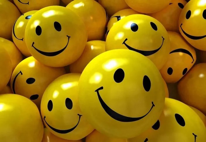 В первую пятницу октября следует делать жизнерадостные селфи со смайликами и делиться ими в соцсетях