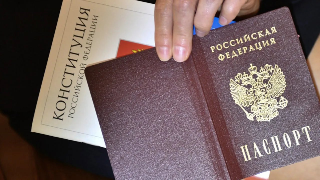 Женщину с российским паспортом отказались перевозить через границу