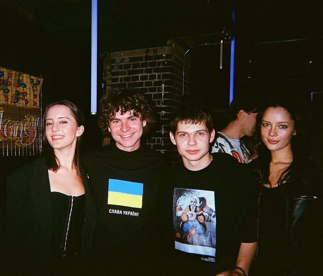 Бар "Бешкет" - второй слева Олесь Стефанчук