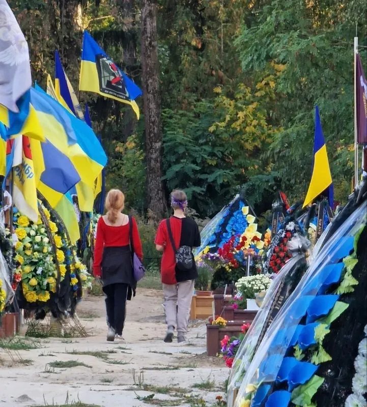 Грабували могили героїв: у Києві поліція затримла групу підлітків 1