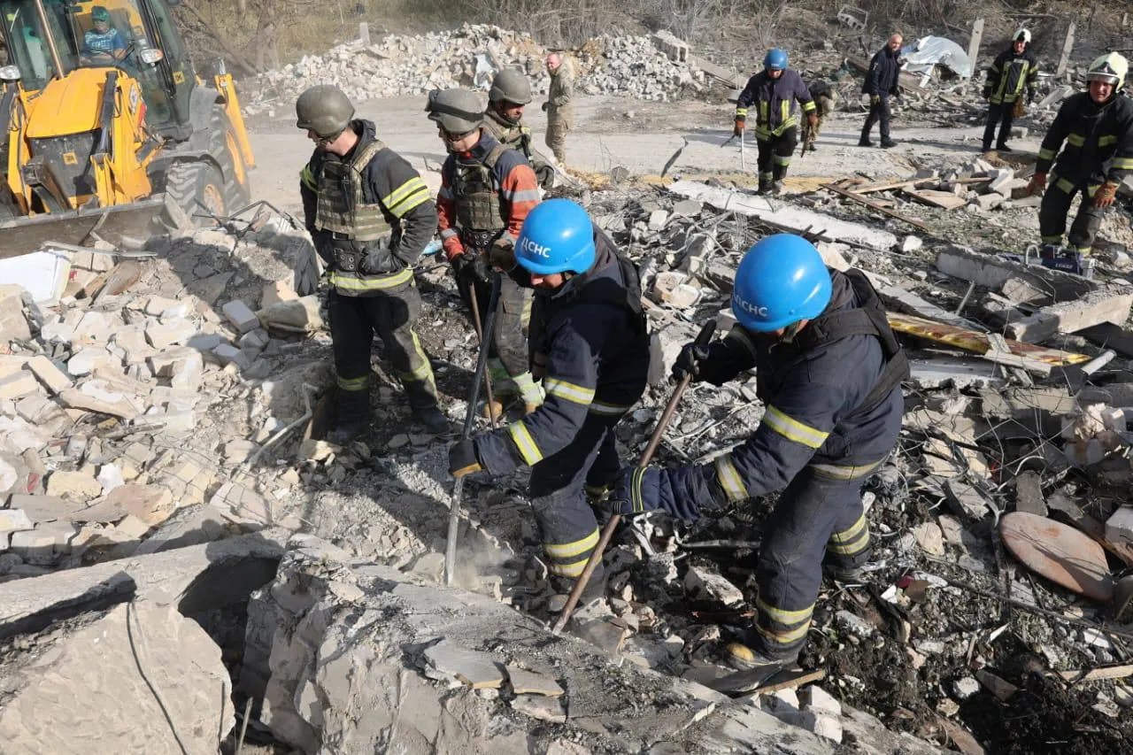 Удар по селу Гроза: кількість загиблих зросла до 51, росіяни били Іскандерами - відео 1