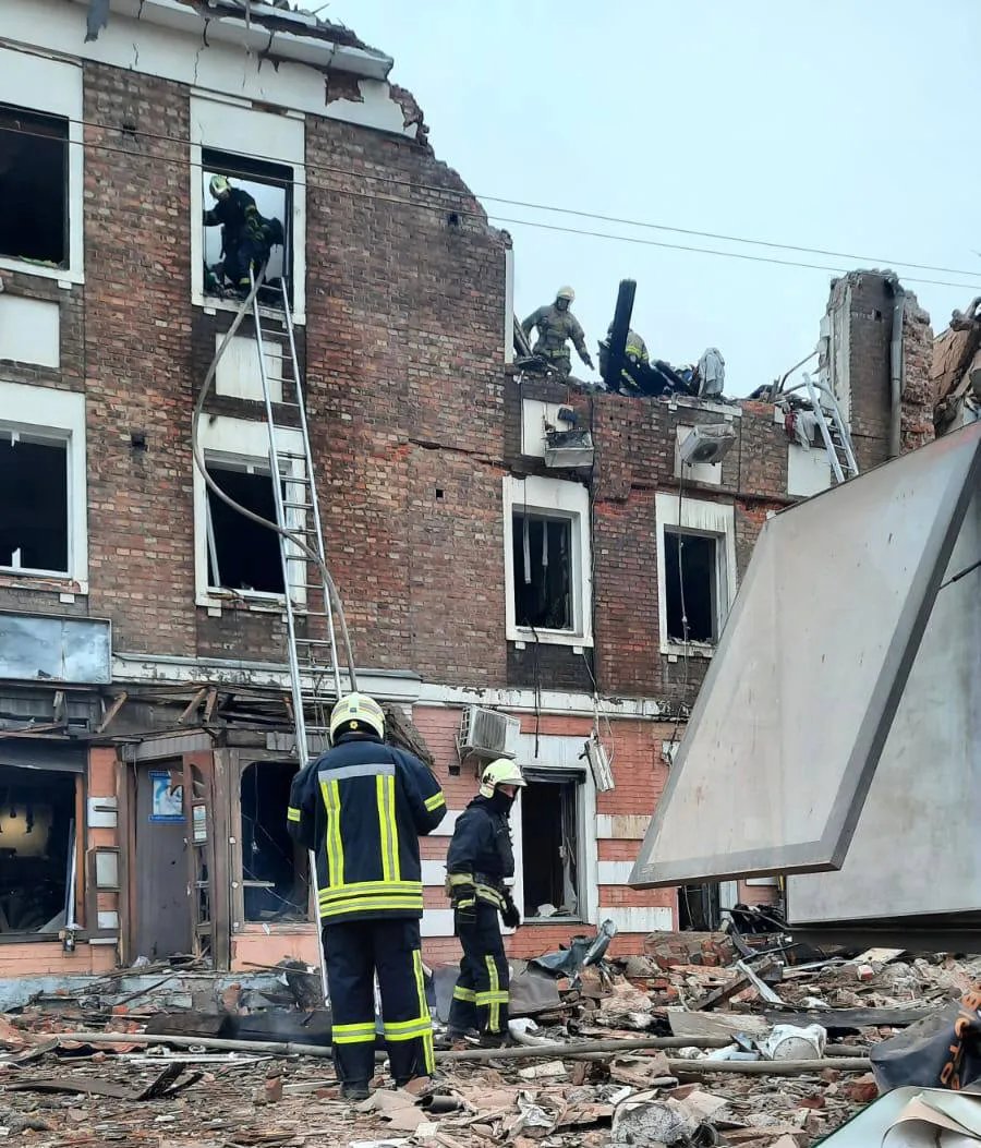 Рятувальники працюють на місці прильоту