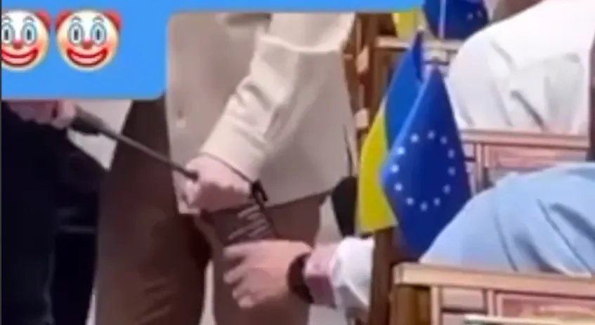 Тищенко тишком-нишком забирає смартфон з селфі-палиці Гончаренка