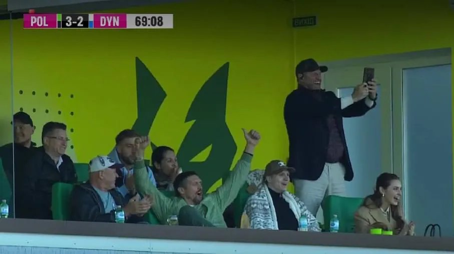 Александр Усик радуется голу Полесья