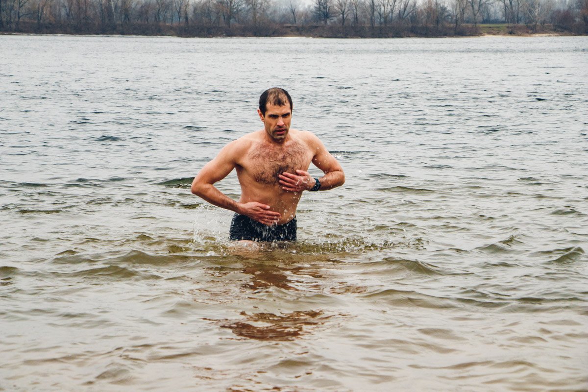 Заходить в воду лучше по пояс, после чего трижды окунуться 
