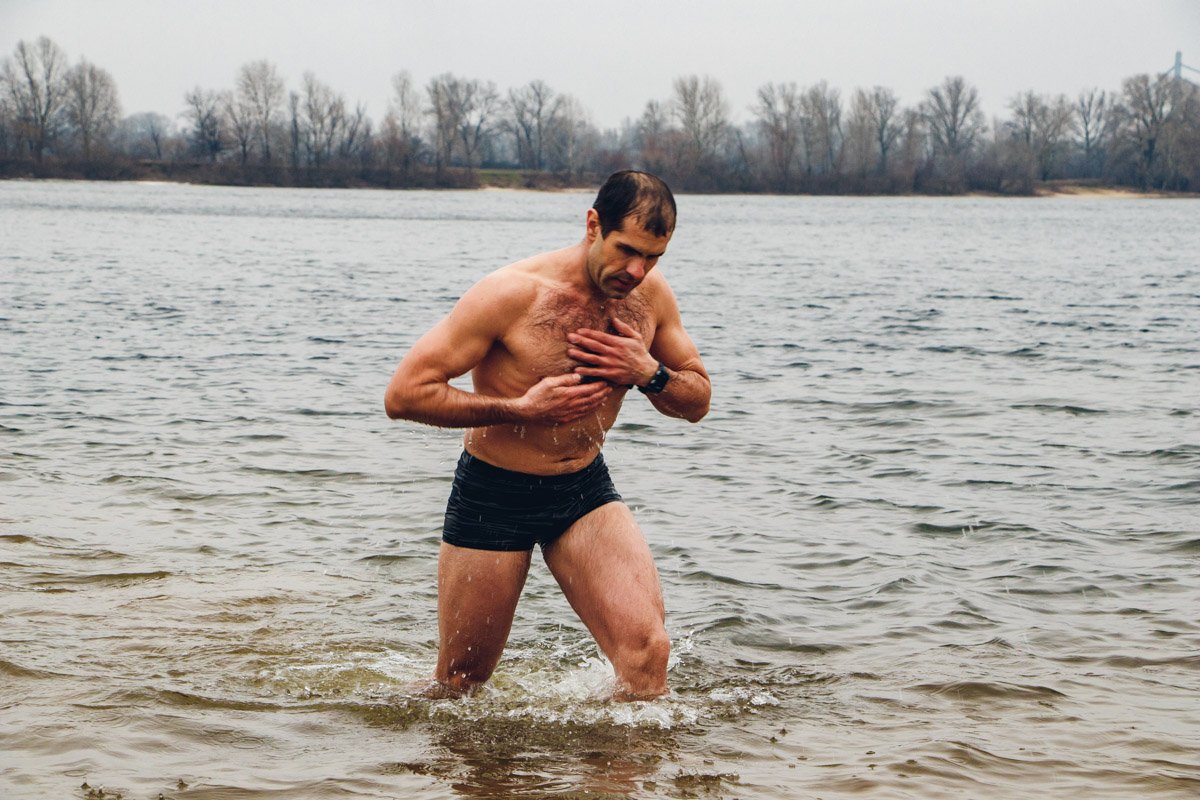 Спасатель Владимир Сковородка погружается в ледяную воду регулярно и советует делать это всем для профилактики