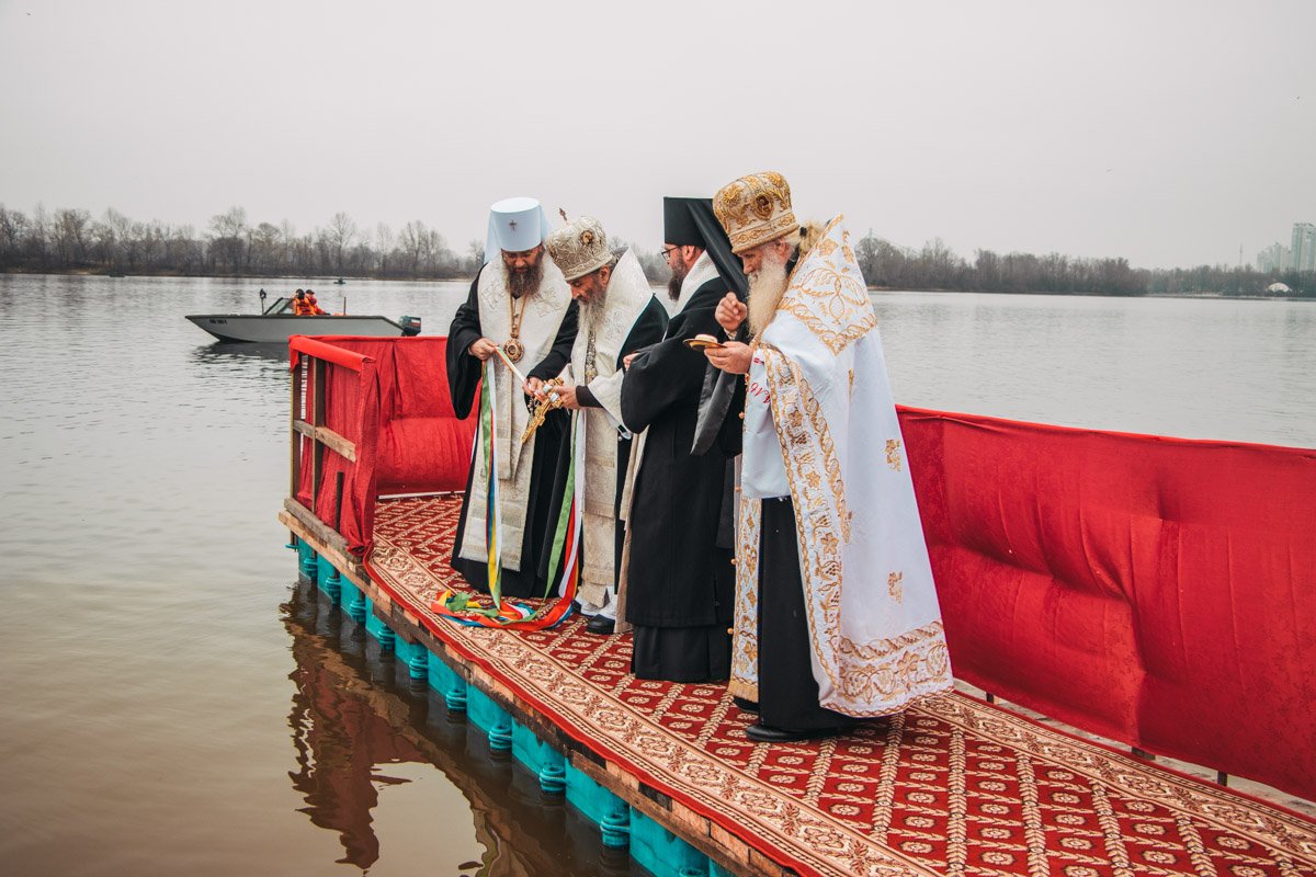 19 января на Оболони митрополит Онуфрий освятил воду Днепра 19 января на Оболони митрополит Онуфрий освятил воду Днепра