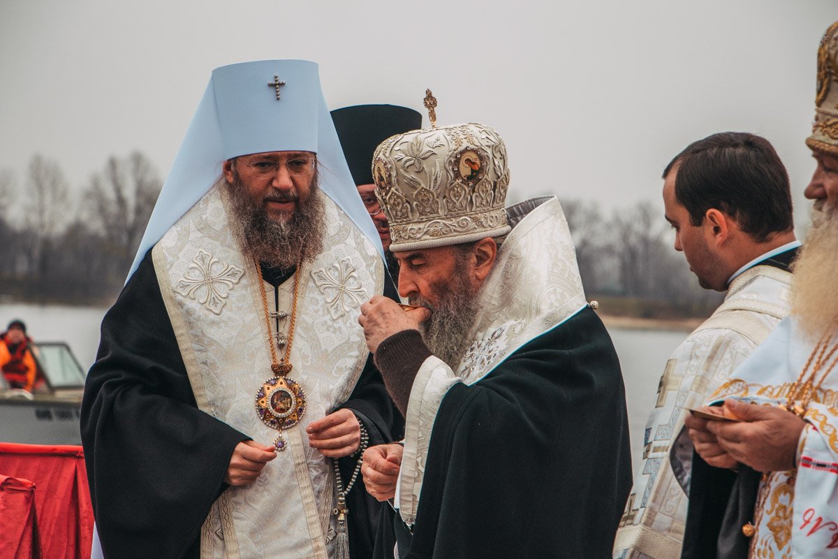 Процесс освящения воды митрополитом Процесс освящения воды митрополитом