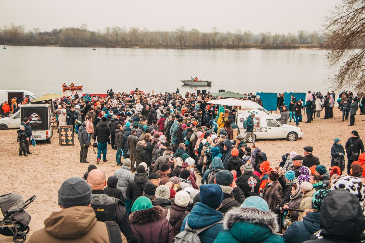 Посмотреть на освящение пришло много людей Посмотреть на освящение пришло много людей