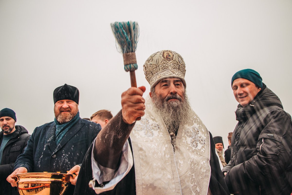 А всех желающих окропили святой водой А всех желающих окропили святой водой