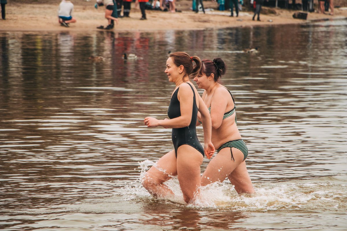 Пока шло освящение воды, люди продолжали окунаться Пока шло освящение воды, люди продолжали окунаться