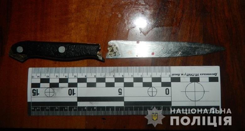 Она нанесла родственнику множественные раны ножом Она нанесла родственнику множественные раны ножом