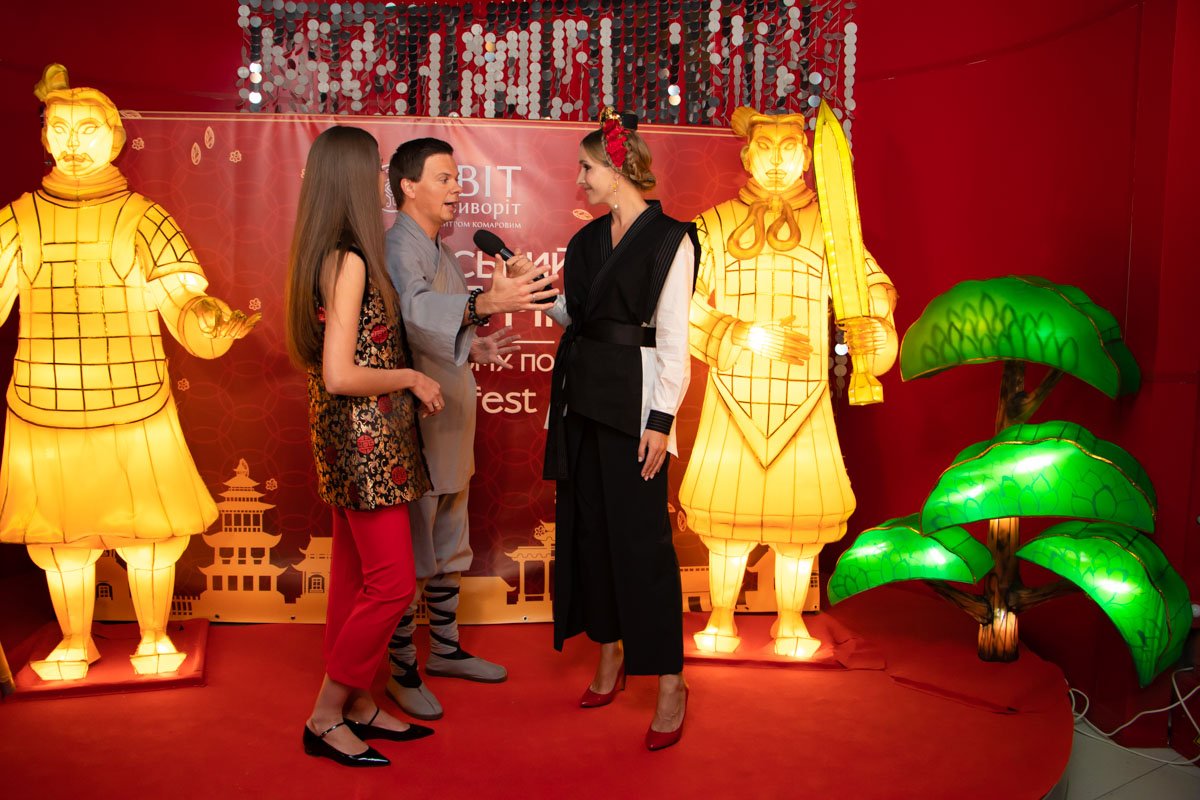 На презентацию Дмитрий пришел с супругой Александрой На презентацию Дмитрий пришел с супругой Александрой